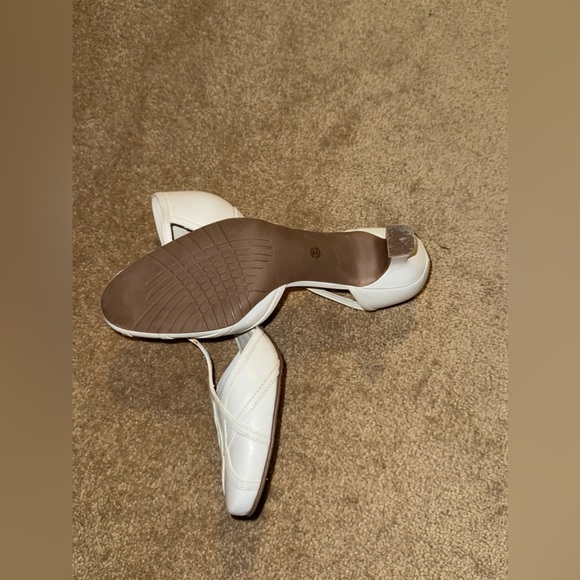 Liz Baker Vintage White Heels - Picture 4 of 5